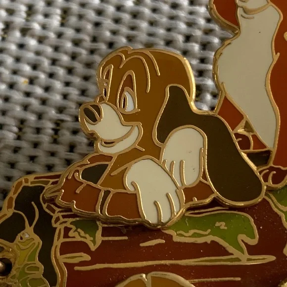 Disneyland Paris resort Fox & Hound - Train Series - LE 1200 Disney Pin 30160 - Picture 6 of 11